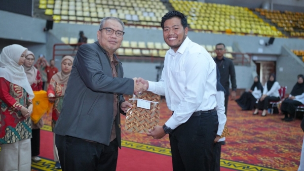 Unila Regenerasi, 179 CPNS Termasuk Dosen Muda Terima SK