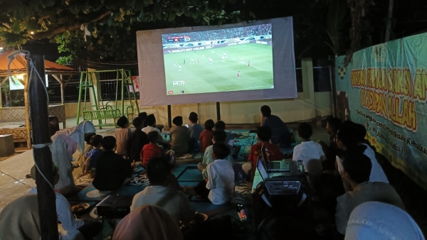 Masjid Al Iman Gelar Nobar Timnas Indonesia Sambil Gema Takbir Idul Adha