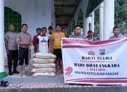 HUT Bhayangkara ke-79: Polsek Manganitu Selatan Gandeng Warga Cor Lantai Masjid Al Fajar