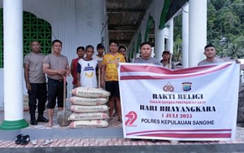 HUT Bhayangkara ke-79: Polsek Manganitu Selatan Gandeng Warga Cor Lantai Masjid Al Fajar