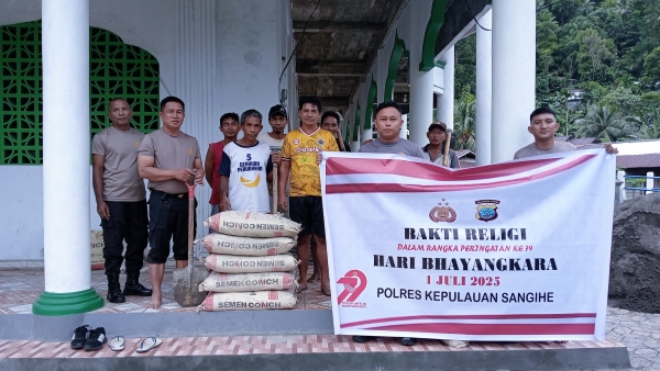 HUT Bhayangkara ke-79: Polsek Manganitu Selatan Gandeng Warga Cor Lantai Masjid Al Fajar