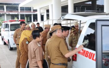 Bupati Dedi Irawan Serahkan Ambulans untuk Peningkatan Layanan Kesehatan di Pesisir Barat