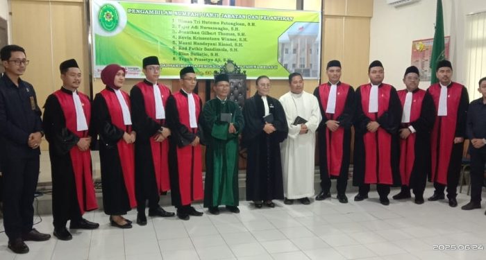 Ketua PN Tahuna Lantik 8 Hakim Pratama, Tekankan Pentingnya Jujur dan Profesional