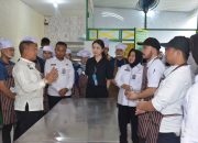 Direktur Perawatan Kesehatan dan Rehabilitasi Ditjen Pemasyarakatan, Adhyani Lubis, berdialog dengan peserta pelatihan Tata Boga (Pastry & Bakery) di Lapas Kelas IIA Salemba, didampingi jajaran Ditjen PAS dan Kepala Lapas.