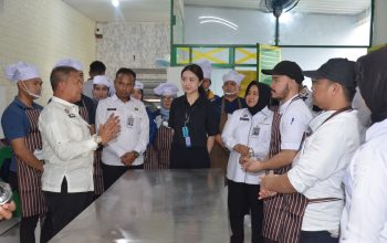 Direktur Perawatan Kesehatan dan Rehabilitasi Ditjen Pemasyarakatan, Adhyani Lubis, berdialog dengan peserta pelatihan Tata Boga (Pastry & Bakery) di Lapas Kelas IIA Salemba, didampingi jajaran Ditjen PAS dan Kepala Lapas.