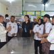 Direktur Perawatan Kesehatan dan Rehabilitasi Ditjen Pemasyarakatan, Adhyani Lubis, berdialog dengan peserta pelatihan Tata Boga (Pastry & Bakery) di Lapas Kelas IIA Salemba, didampingi jajaran Ditjen PAS dan Kepala Lapas.