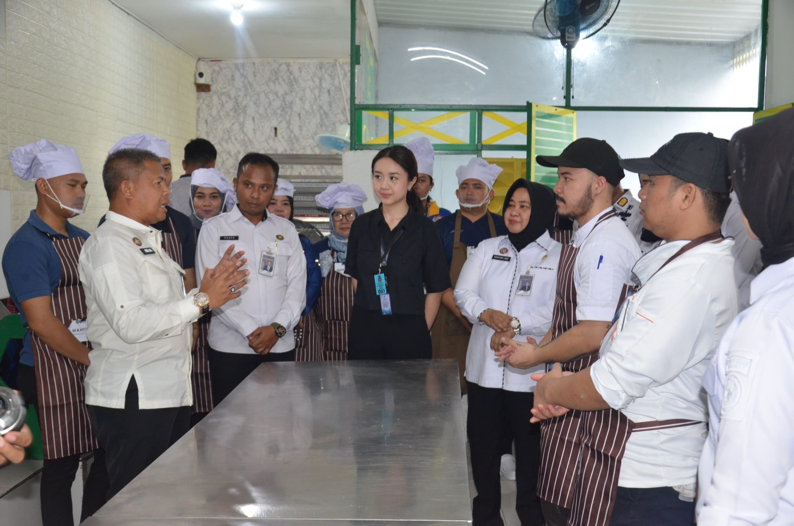 Direktur Perawatan Kesehatan dan Rehabilitasi Ditjen Pemasyarakatan, Adhyani Lubis, berdialog dengan peserta pelatihan Tata Boga (Pastry & Bakery) di Lapas Kelas IIA Salemba, didampingi jajaran Ditjen PAS dan Kepala Lapas.