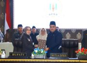 Bupati Way Kanan, Ayu Asalasiyah, S.Ked secara resmi menyerahkan dokumen Raperda Pertanggungjawaban Pelaksanaan APBD Tahun Anggaran 2024 kepada Ketua DPRD Way Kanan, Rial Kalbadi, S.H dalam Rapat Paripurna DPRD Kabupaten Way Kanan, Jumat (13/6/2025).