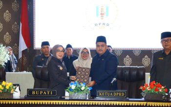 Bupati Way Kanan, Ayu Asalasiyah, S.Ked secara resmi menyerahkan dokumen Raperda Pertanggungjawaban Pelaksanaan APBD Tahun Anggaran 2024 kepada Ketua DPRD Way Kanan, Rial Kalbadi, S.H dalam Rapat Paripurna DPRD Kabupaten Way Kanan, Jumat (13/6/2025).