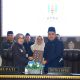 Bupati Way Kanan, Ayu Asalasiyah, S.Ked secara resmi menyerahkan dokumen Raperda Pertanggungjawaban Pelaksanaan APBD Tahun Anggaran 2024 kepada Ketua DPRD Way Kanan, Rial Kalbadi, S.H dalam Rapat Paripurna DPRD Kabupaten Way Kanan, Jumat (13/6/2025).