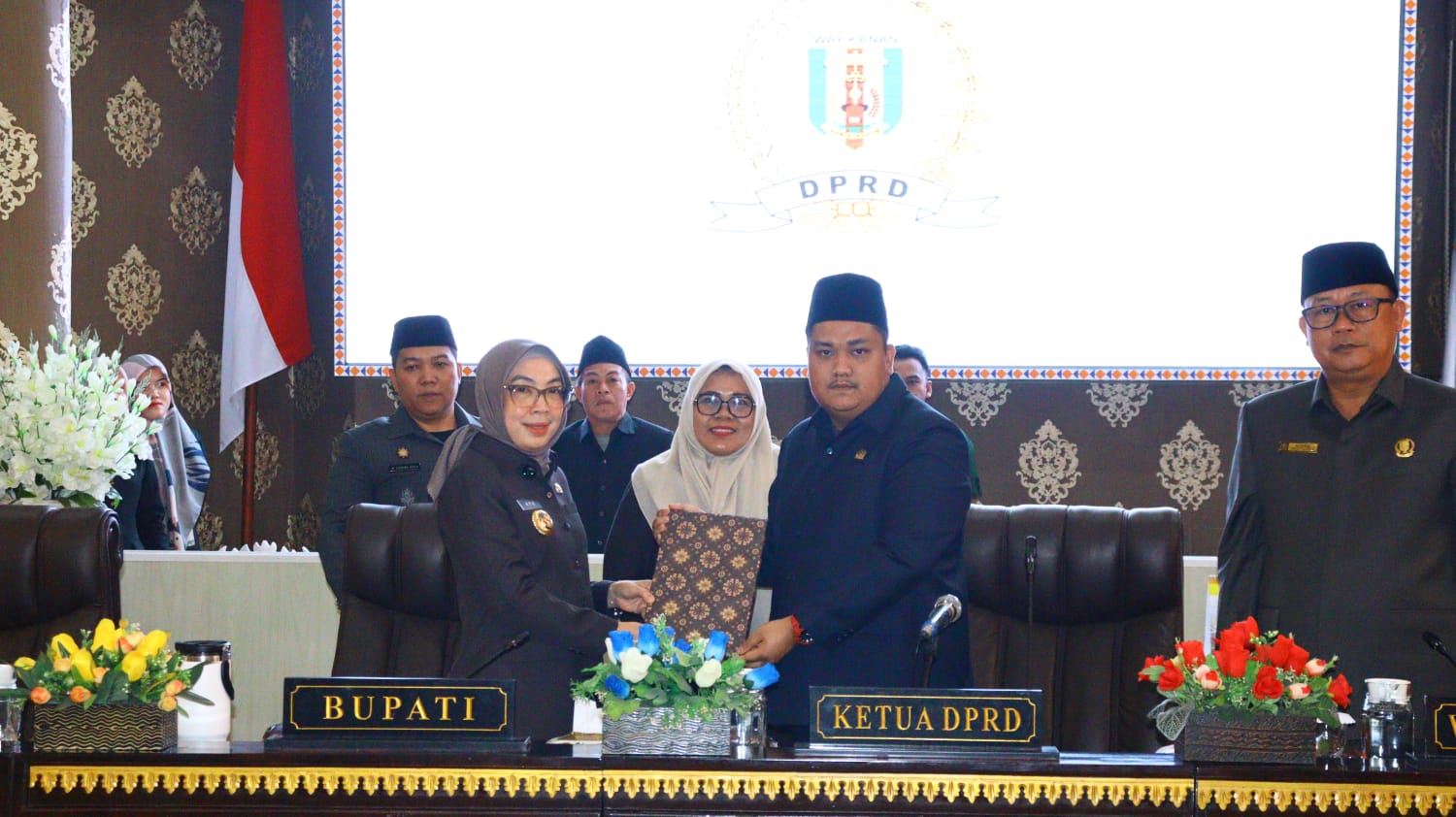 Bupati Way Kanan, Ayu Asalasiyah, S.Ked secara resmi menyerahkan dokumen Raperda Pertanggungjawaban Pelaksanaan APBD Tahun Anggaran 2024 kepada Ketua DPRD Way Kanan, Rial Kalbadi, S.H dalam Rapat Paripurna DPRD Kabupaten Way Kanan, Jumat (13/6/2025).