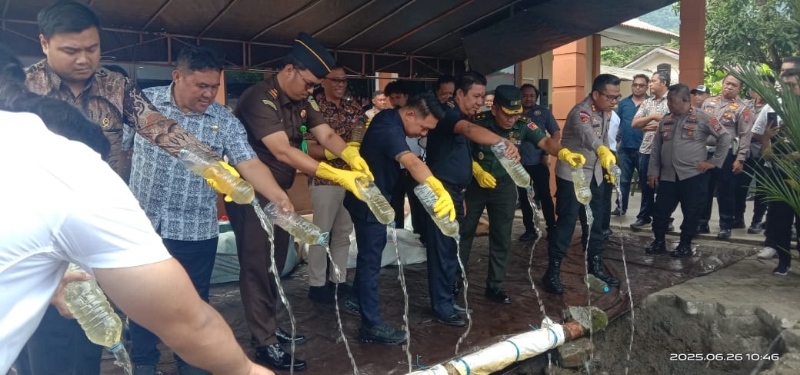 Ribuan Liter Miras dan Ratusan Obat Terlarang Dimusnahkan Polres Sangihe