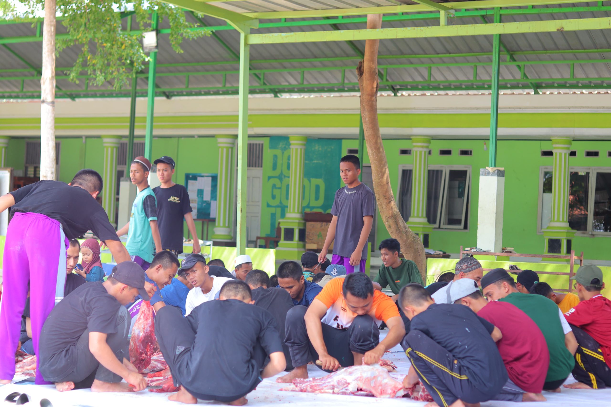 Para santri PPTQ Assahil antusias membantu proses pemotongan hewan qurban, meneladani kisah pengorbanan Nabi Ibrahim AS dan menanamkan nilai-nilai kepedulian.