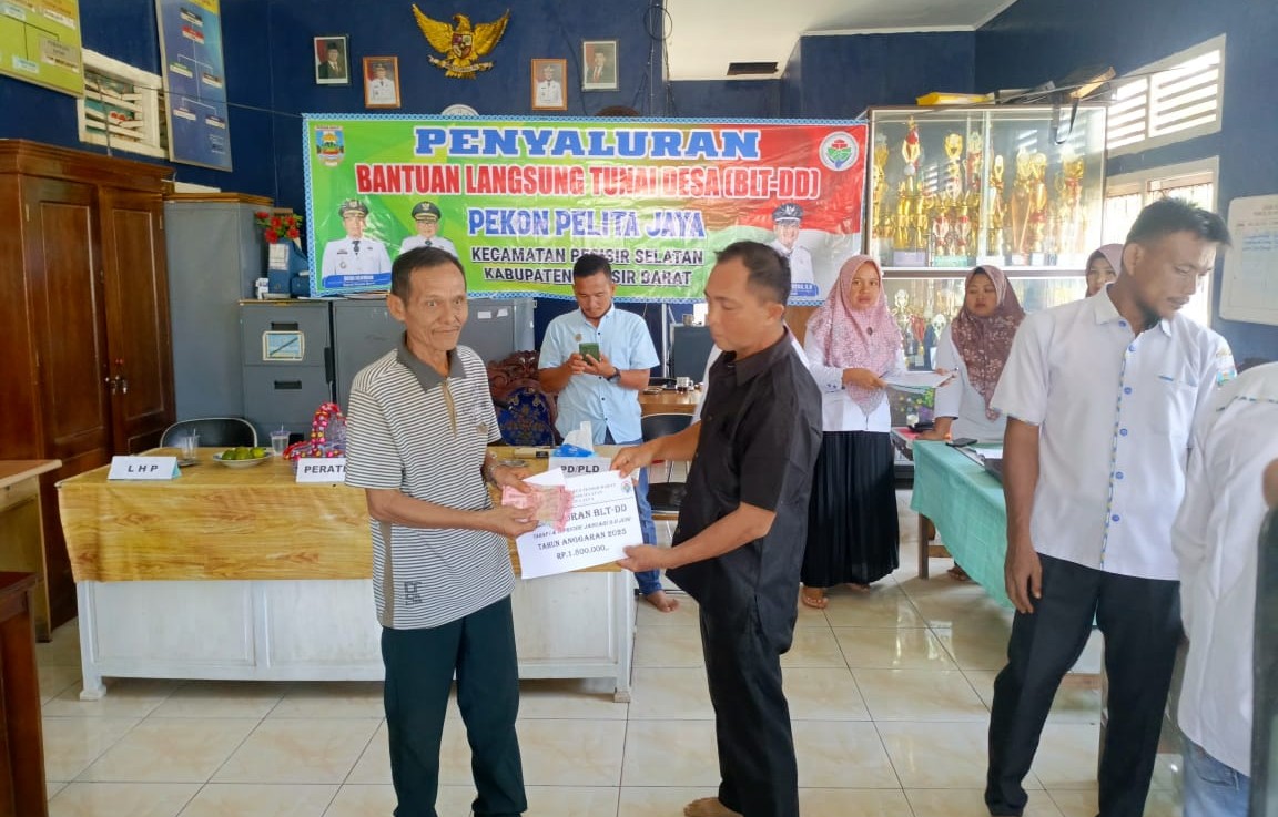 Seorang Keluarga Penerima Manfaat (KPM) menerima Bantuan Langsung Tunai Dana Desa (BLT-DD) tahap I dan II Tahun 2025 yang disalurkan oleh Pemerintah Pekon Pelita Jaya