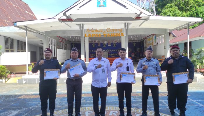 Lapas Tahuna Beri Penghargaan untuk Lima Pegawai Teladan