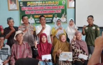 Peratin Penggawa V Tengah, Ade Yaksa, bersama jajaran dan para penerima manfaat berfoto bersama usai penyaluran Bantuan Langsung Tunai Dana Desa (BLT-DD) Tahap I dan II Tahun 2025, yang dilaksanakan di Balai Pekon setempat, Jumat (13/06/2025).