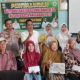 Peratin Penggawa V Tengah, Ade Yaksa, bersama jajaran dan para penerima manfaat berfoto bersama usai penyaluran Bantuan Langsung Tunai Dana Desa (BLT-DD) Tahap I dan II Tahun 2025, yang dilaksanakan di Balai Pekon setempat, Jumat (13/06/2025).