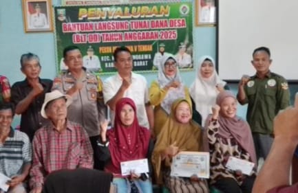 Peratin Penggawa V Tengah, Ade Yaksa, bersama jajaran dan para penerima manfaat berfoto bersama usai penyaluran Bantuan Langsung Tunai Dana Desa (BLT-DD) Tahap I dan II Tahun 2025, yang dilaksanakan di Balai Pekon setempat, Jumat (13/06/2025).