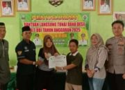 Peratin Pekon Pemerihan, Dahril (tiga dari kiri), secara simbolis menyerahkan Bantuan Langsung Tunai Dana Desa (BLT-DD) Tahap I dan II Tahun 2025 kepada salah satu Keluarga Penerima Manfaat (KPM), didampingi oleh jajaran aparatur pekon dan unsur Forkopimcam Krui Selatan, Jumat (13/06/2025).