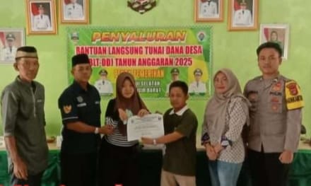 Peratin Pekon Pemerihan, Dahril (tiga dari kiri), secara simbolis menyerahkan Bantuan Langsung Tunai Dana Desa (BLT-DD) Tahap I dan II Tahun 2025 kepada salah satu Keluarga Penerima Manfaat (KPM), didampingi oleh jajaran aparatur pekon dan unsur Forkopimcam Krui Selatan, Jumat (13/06/2025).
