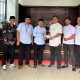 Pimpinan Pondok Pesantren Tahfidzul Qur’an Assahil, Gus Muhammad Latif Mukti, Lc., M.A. (tengah) menerima secara simbolis voucher pendidikan senilai Rp1.000.000 dari Universitas Mitra Indonesia (UMITRA) dalam kunjungan audiensi resmi yang berlangsung di Kantor Rektor III UMITRA, Bandar Lampung, Jumat (14/6/2025).