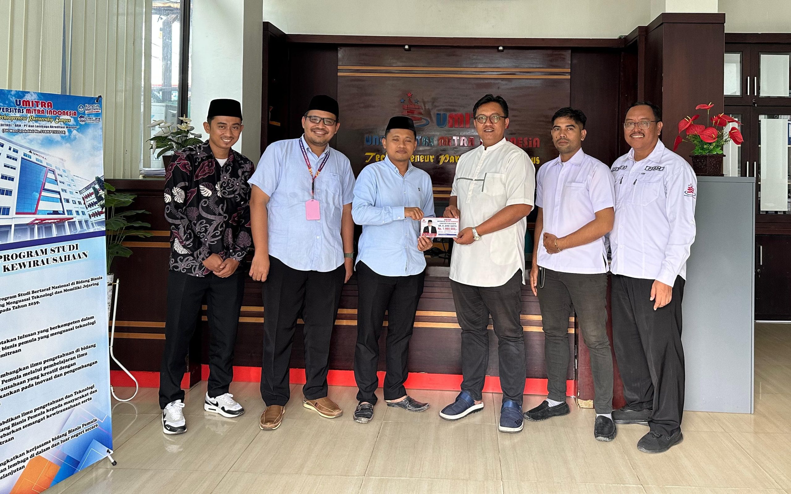 Pimpinan Pondok Pesantren Tahfidzul Qur’an Assahil, Gus Muhammad Latif Mukti, Lc., M.A. (tengah) menerima secara simbolis voucher pendidikan senilai Rp1.000.000 dari Universitas Mitra Indonesia (UMITRA) dalam kunjungan audiensi resmi yang berlangsung di Kantor Rektor III UMITRA, Bandar Lampung, Jumat (14/6/2025).