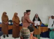 Peratin Way Sindi Asahan, Ismadi, secara simbolis menyerahkan Bantuan Langsung Tunai Dana Desa (BLT-DD) Tahap I dan II Tahun 2025 kepada salah satu Keluarga Penerima Manfaat (KPM) di Balai Pekon setempat, Senin (16/6/2025).