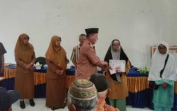 Peratin Way Sindi Asahan, Ismadi, secara simbolis menyerahkan Bantuan Langsung Tunai Dana Desa (BLT-DD) Tahap I dan II Tahun 2025 kepada salah satu Keluarga Penerima Manfaat (KPM) di Balai Pekon setempat, Senin (16/6/2025).