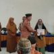 Peratin Way Sindi Asahan, Ismadi, secara simbolis menyerahkan Bantuan Langsung Tunai Dana Desa (BLT-DD) Tahap I dan II Tahun 2025 kepada salah satu Keluarga Penerima Manfaat (KPM) di Balai Pekon setempat, Senin (16/6/2025).