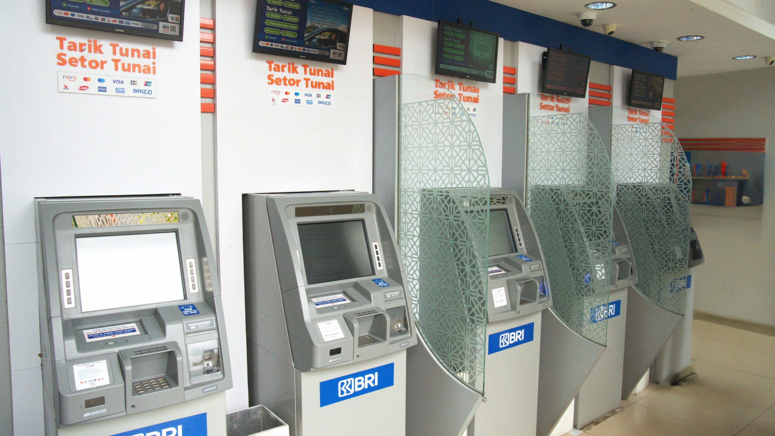 Deretan mesin ATM dan CRM BRI siap melayani kebutuhan transaksi tarik dan setor tunai nasabah, bahkan selama libur panjang, sebagai bagian dari komitmen BRI dalam memberikan layanan perbankan yang mudah dan nyaman di seluruh wilayah.