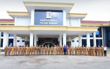 Jajaran ASN Pemkab Tulang Bawang berfoto bersama di depan Kantor Bupati Tulang Bawang sebagai bentuk semangat kebersamaan dalam pelayanan publik.