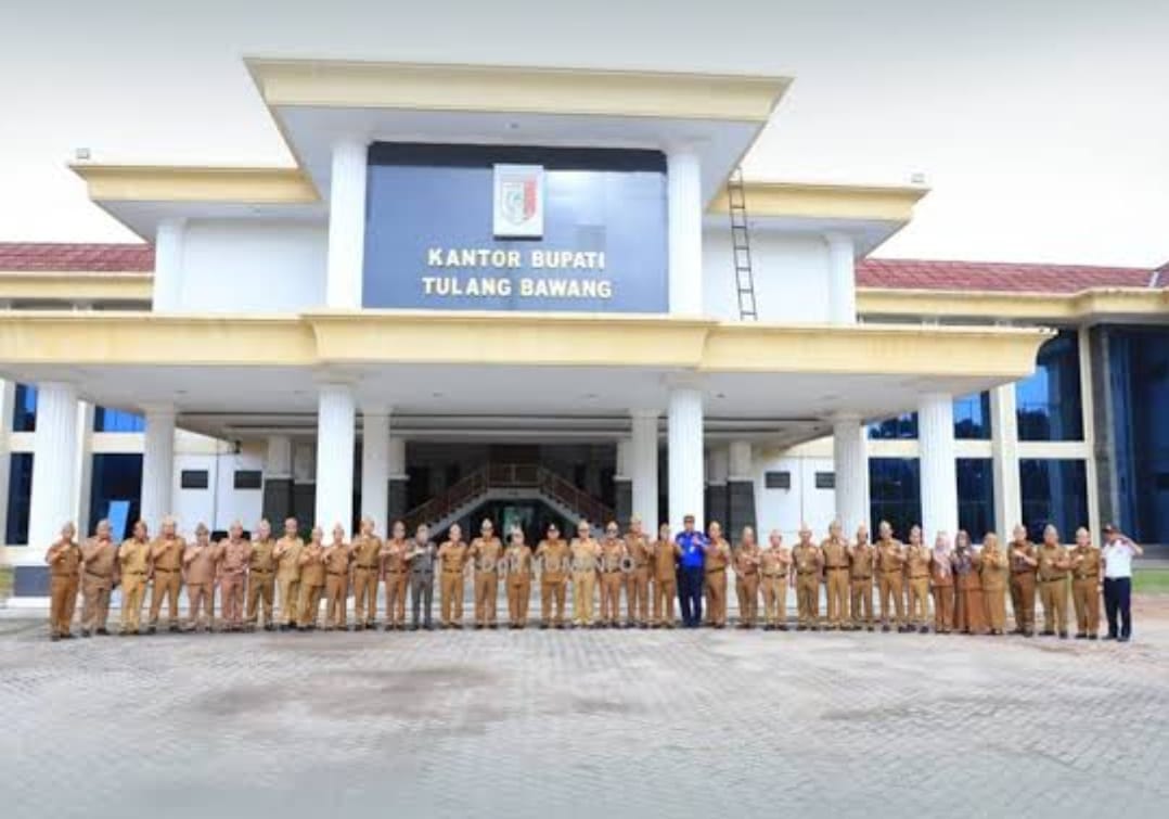 Jajaran ASN Pemkab Tulang Bawang berfoto bersama di depan Kantor Bupati Tulang Bawang sebagai bentuk semangat kebersamaan dalam pelayanan publik.