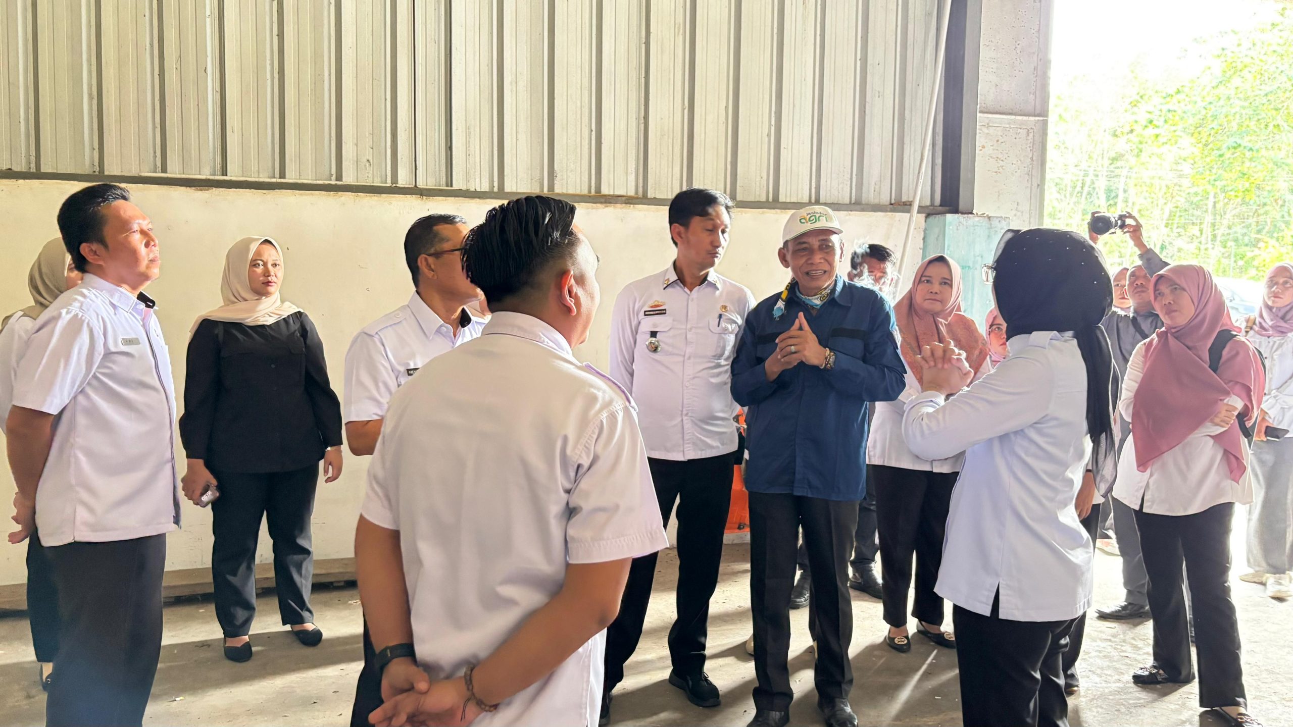 Staf Khusus Menteri Koperasi dan UKM RI Bidang Pemberdayaan Ekonomi Kerakyatan, Brigjen TNI (Purn) Tugas Ratmono, berdialog dengan jajaran pemerintah daerah dan pengelola saat meninjau langsung Rice Milling Plant (RMP) di Kampung Nuar Maju, Kecamatan Buay Bahuga, Kabupaten Way Kanan, Rabu (14/5/2025).