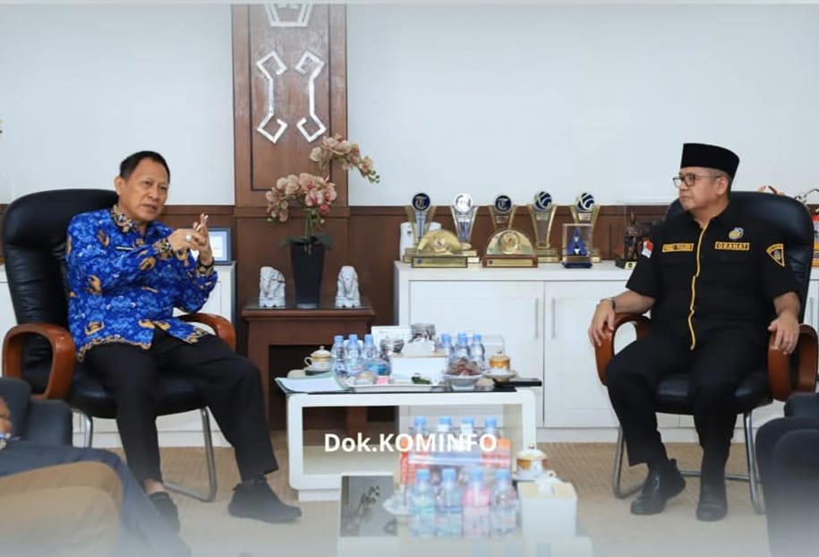 Bupati Tulang Bawang, Drs. Qudrotul Ikhwan, MM, menerima audiensi dari Ketua DPC GRANAT Tulang Bawang beserta jajaran di ruang kerja Bupati Tulang Bawang, Senin (02/06/2025).