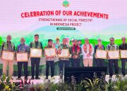 Para kepala daerah penerima penghargaan berpose bersama dalam acara Celebration of Our Achievements: Strengthening of Social Forestry in Indonesia Project, yang digelar di Auditorium Gedung Manggala Wanabakti, Jakarta, 23–24 Juni 2025.