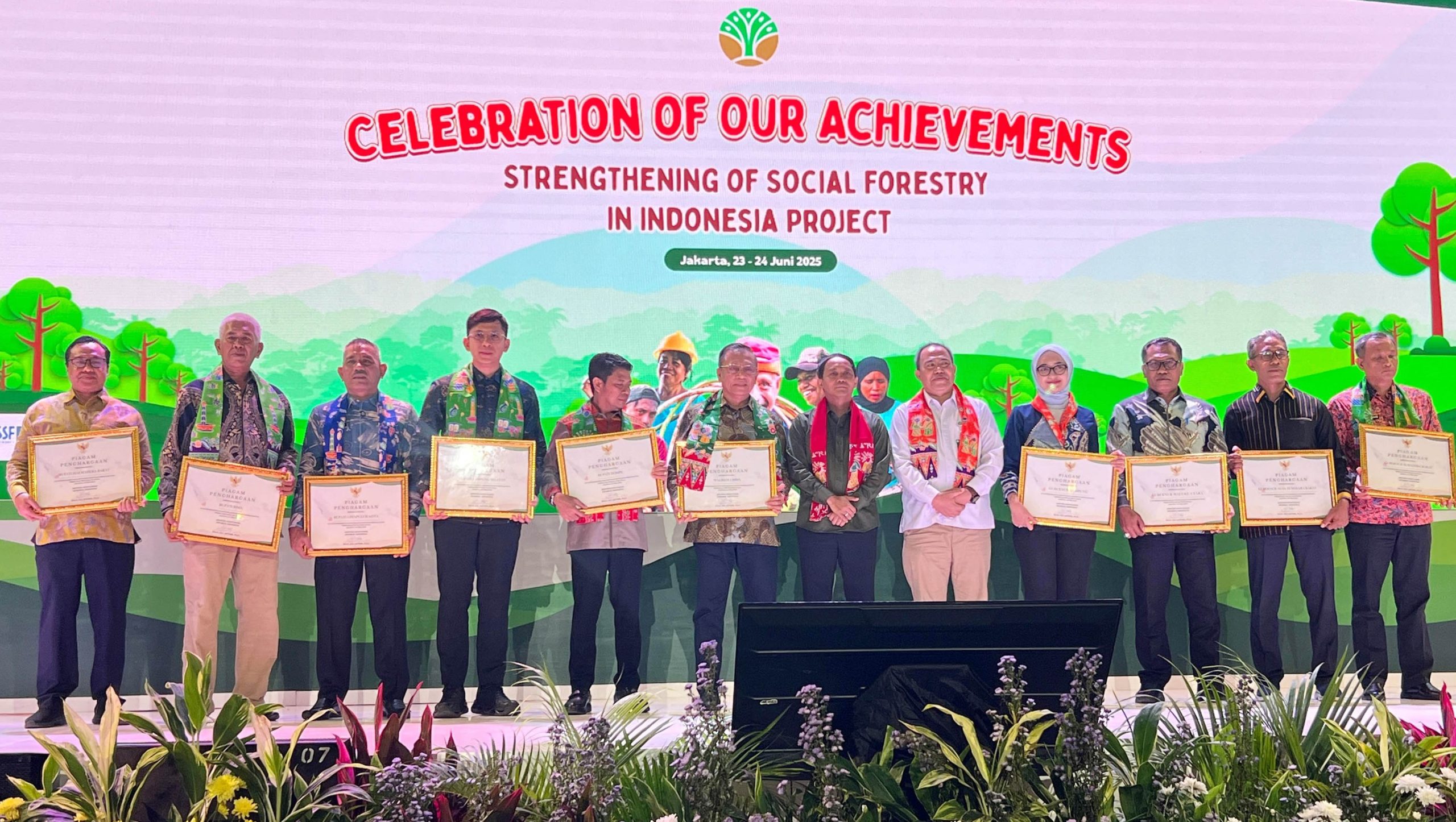 Para kepala daerah penerima penghargaan berpose bersama dalam acara Celebration of Our Achievements: Strengthening of Social Forestry in Indonesia Project, yang digelar di Auditorium Gedung Manggala Wanabakti, Jakarta, 23–24 Juni 2025.