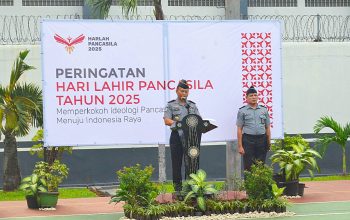 Kepala Lapas Kelas IIA Salemba, Mohamad Fadil, memimpin upacara peringatan Hari Lahir Pancasila 1 Juni 2025 yang diikuti oleh seluruh pegawai dan warga binaan, sebagai wujud komitmen menanamkan nilai-nilai Pancasila di lingkungan pemasyarakatan.