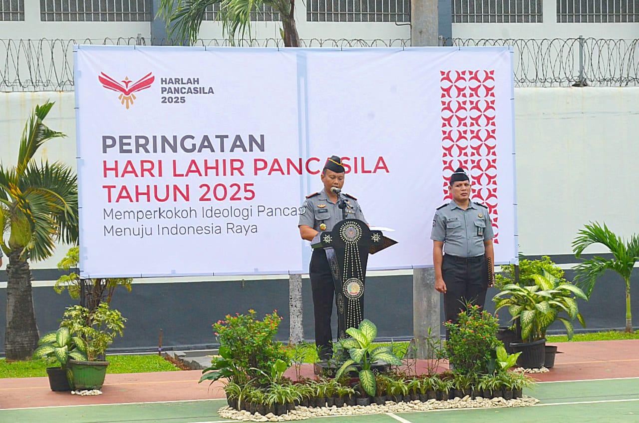 Kepala Lapas Kelas IIA Salemba, Mohamad Fadil, memimpin upacara peringatan Hari Lahir Pancasila 1 Juni 2025 yang diikuti oleh seluruh pegawai dan warga binaan, sebagai wujud komitmen menanamkan nilai-nilai Pancasila di lingkungan pemasyarakatan.