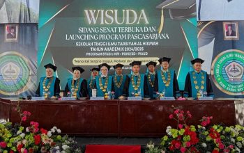 Para pimpinan dan dosen Sekolah Tinggi Ilmu Tarbiyah (STIT) Al Hikmah Bumi Agung berfoto bersama dalam prosesi Wisuda ke-V dan Launching Program Pascasarjana Manajemen Pendidikan Islam (MPI), Sabtu (19/7/2025).