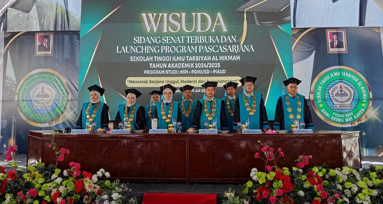 Para pimpinan dan dosen Sekolah Tinggi Ilmu Tarbiyah (STIT) Al Hikmah Bumi Agung berfoto bersama dalam prosesi Wisuda ke-V dan Launching Program Pascasarjana Manajemen Pendidikan Islam (MPI), Sabtu (19/7/2025).