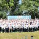 Bupati Way Kanan, Ayu Asalasiyah, S.Ked., bersama jajaran ASN dan pejabat Pemkab berfoto bersama usai pelaksanaan kegiatan Outbond dan Pembinaan ASN di Lapangan Kampung Kotaway, Kecamatan Kasui, Sabtu (21/06/2025).