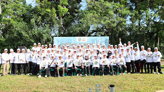 Bupati Way Kanan, Ayu Asalasiyah, S.Ked., bersama jajaran ASN dan pejabat Pemkab berfoto bersama usai pelaksanaan kegiatan Outbond dan Pembinaan ASN di Lapangan Kampung Kotaway, Kecamatan Kasui, Sabtu (21/06/2025).