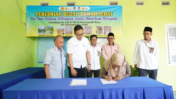 PLN Nusantara Power Serahkan Rumah Sehat, Hadirkan Harapan Baru bagi Istri Pensiunan di Gresik