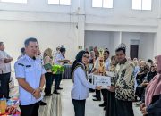 Bupati Way Kanan, Ayu Asalasiyah, S.Ked., menyerahkan secara simbolis penghargaan dan bantuan senilai Rp14.000.000 kepada perwakilan Perpustakaan Kampung Terbaik dalam acara Lokakarya Literasi Digital di Aula Dinas Perpustakaan dan Arsip, Rabu (30/7/2025).