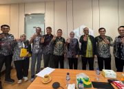 Bupati Way Kanan Ayu Asalasiyah bersama jajaran Pemkab Way Kanan berfoto bersama Direktur Jenderal Perumahan Perdesaan, Dr. Imran, usai audiensi di Kementerian PUPR, Jakarta, Jumat (11/7/2025).