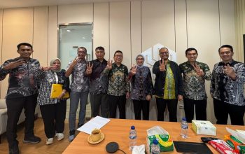 Bupati Way Kanan Ayu Asalasiyah bersama jajaran Pemkab Way Kanan berfoto bersama Direktur Jenderal Perumahan Perdesaan, Dr. Imran, usai audiensi di Kementerian PUPR, Jakarta, Jumat (11/7/2025).