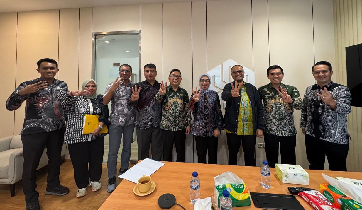 Bupati Way Kanan Ayu Asalasiyah bersama jajaran Pemkab Way Kanan berfoto bersama Direktur Jenderal Perumahan Perdesaan, Dr. Imran, usai audiensi di Kementerian PUPR, Jakarta, Jumat (11/7/2025).