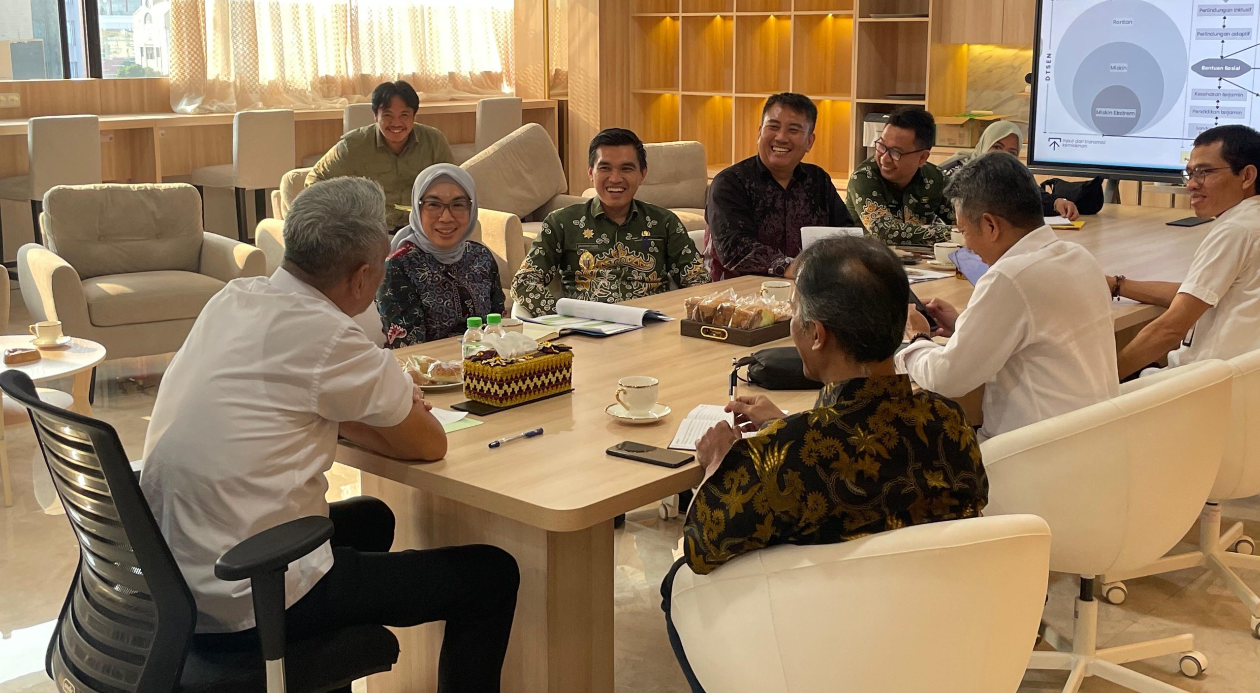 Bupati Way Kanan Ayu Asalasiyah bersama jajaran Pemkab Way Kanan saat melakukan audiensi dengan Wakil Menteri Sosial RI, Agus Jabo Priyono di Jakarta, Jumat (11/7/2025).