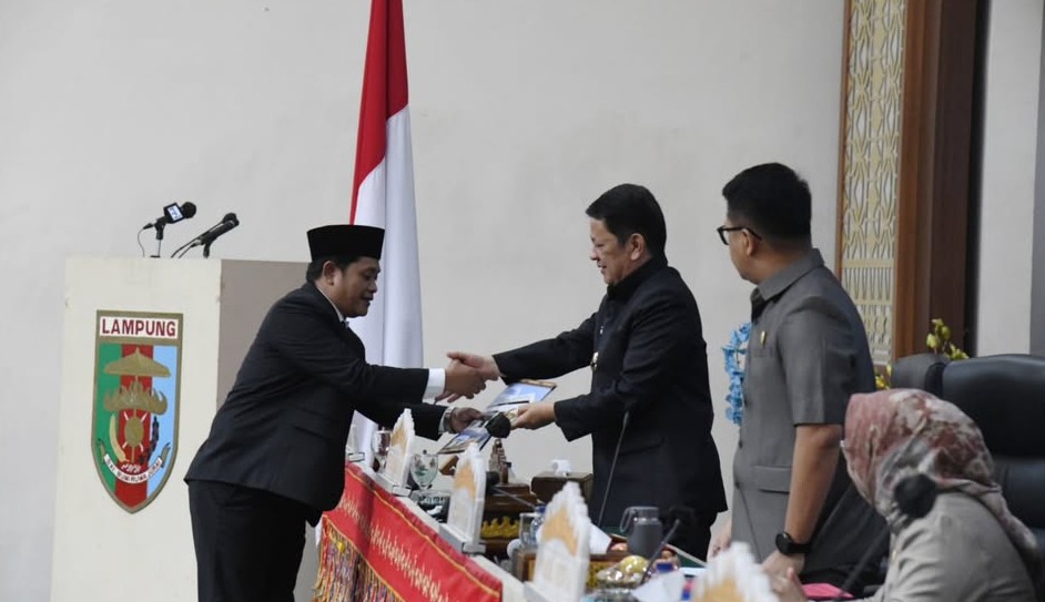 Ketua DPRD Provinsi Lampung, Ahmad Giri Akbar, S.E., M.B.A., menerima dokumen laporan hasil kerja Panitia Khusus (Pansus) terhadap LKPJ Gubernur Lampung Tahun Anggaran 2024
