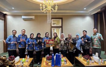 Bupati Way Kanan, dr. Ayu Asalasiyah, S.Ked., menerima kunjungan silaturahmi dan koordinasi dari jajaran PT Permodalan Nasional Madani (PNM) di ruang kerjanya, Rabu (18/06/2025).